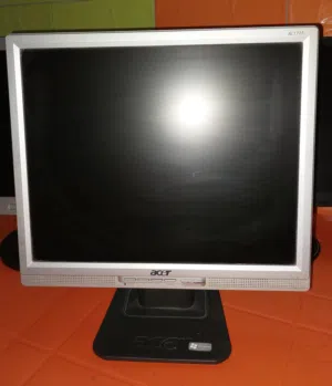 شاشة ماركة acer حجم17بوصه  AL1717 مستخدم ومستعمل ونظيف وغير داخل صيانه