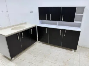 الكميه محدوده والعرض لفتره. يمنا وبس..