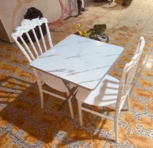 طاولة مع 2 كرسي