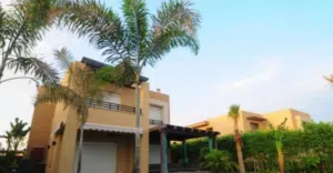 فيلا للبيع بالتقسيط بالتجمع الخامس كمبوند جروفا حسن علام بجوار ال AUC مباشره بتصميم ايطالي حديث