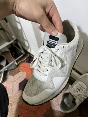 حذاء نوع همر ابيض وبيج