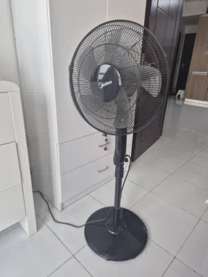 Table fan with remote