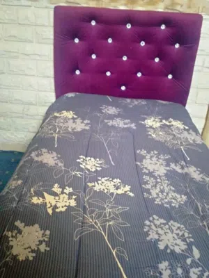 تخت غرفة نوم راسيته منجده بوكس كامل بحاله جيده جدا مع الفرشه