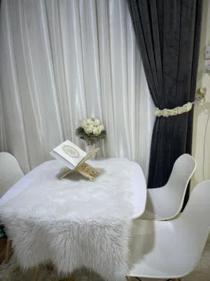 طاولة مع كراسي طعام