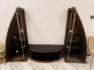 ميز بلازما مع رفوفه
