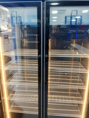 ثلاجات عرض عدد اثنين ورفوف وسلال شبس وكاش وستاند سوس وباب سكريت للبيع