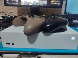 XBOX SERIES S + FIFA 2025, مع يديين تحكم
