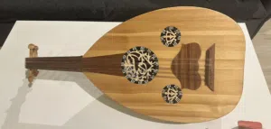 عود موسيقي للبيع