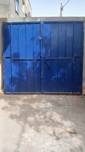 باب حديد خارجي بحالة ممتازة