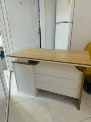 ميز مكتبي مستعمل قليل