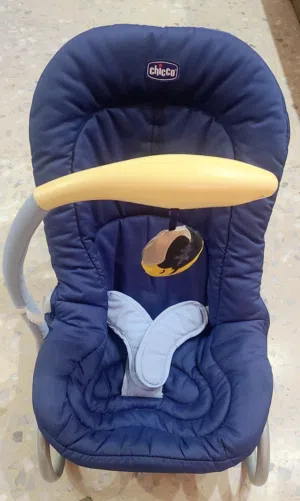 كرسي اطفال ماركة chicco هزاز يدوي