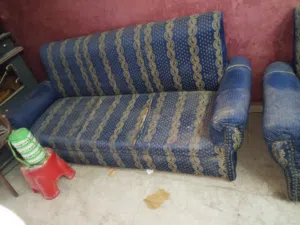 انتريه كنبه و اربع كراسى خشب تقيل