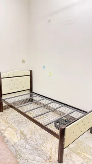 سرير حديد نفر ، لون بيجي قوي وجديد 190 متر طول ، متر عرض