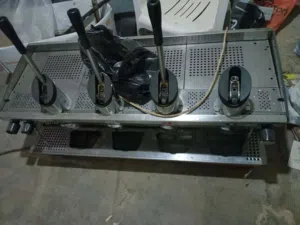 يوجد مكينه قهوه مطاعم للبيع بسعررر حرق شغاله لا يوجد فيها عيوب کنشیلوو و اربعه براتشو مكينه الله يبا