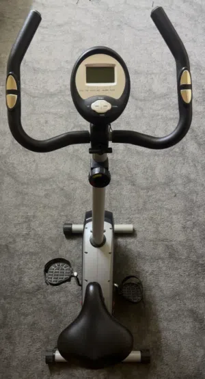 دراجة تمارين ثابتة (Exercise Bike / Upright Bike)