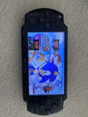 للبيع جهاز PSP 2000 الأصلي بحالة ممتازة ومجهز بالكامل للاستمتاع بالألعاب