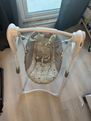 ارجوحه اطفال من جراكو نظيفه شبه جديده تعمل بالبطاريه بها 3 سرعات للتأرجح