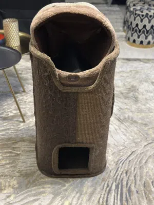 عمود خدش وبيت للقطط بحالة ممتازة للبيع  Cat Scratching Post & Condo Bed for Sale