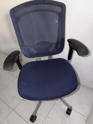 كراسي مكتب وزوار بحاله ممتازه جدا