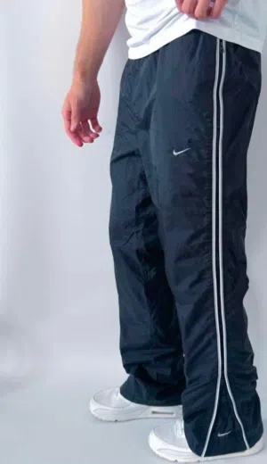 بنطال Nike رياضي نادر وغير متواجده القصه بالسوق نهائيا لمحبين القطع المميزه