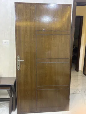 باب مستعمل بحالة ممتازة للبيع 2*1 م