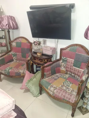 كراسي بذراعين مع طاوله