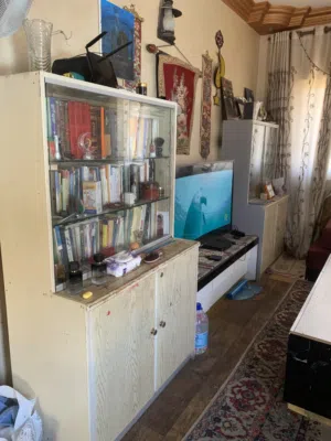 مكتبة كتب عدد 2 وقاعدة تلفزيون