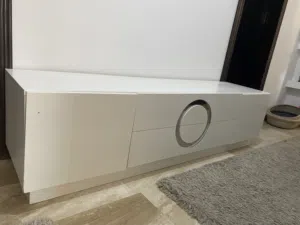 طاولة تلفزيون وحدة Tv بحاله ممتازه خشب سوليد للبيع