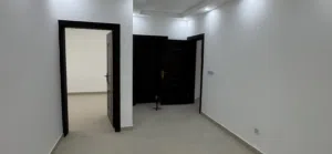 شقه طابق ارضي غرفتين وصاله بناء نظيف وحديث