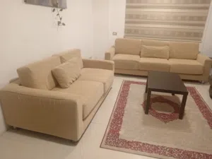 قطعتين كنب حجم كبير للبيع المستعجل بسعر 85 دينار