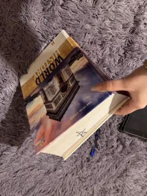 كتاب تاريخ عالم للمنهاج الأمريكي بحالة ممتازة.النسخة المعتمدة في المدارس الدولية World history book