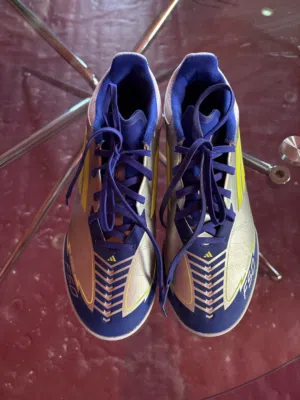 نعال adidas جديد و ونضيف الاستعمال 3 أيام فقط و مقاس 40 واصلي