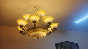 ثريا فخمة للبيع بتتركب بصالون كبير او فلل مستعملة