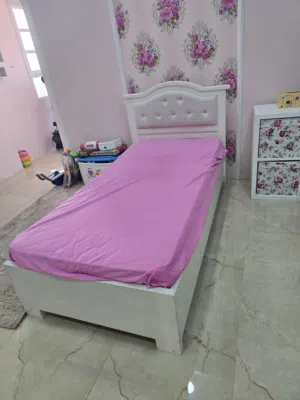 البيع سرير بحالة ممتازة
