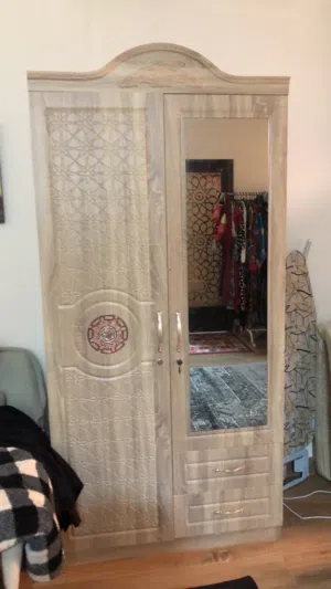 خزانة ملابس كبيره من الداخل بها درجين و درفه بها ارفف والثانيه بها رف وعلاق