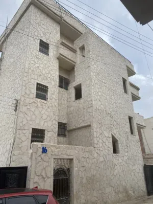 متوفر 3 شقق للبيع في العماره طابق 2 وروف مبني مع ترس ذات اطلاله رهيبه