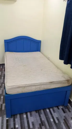 سرير خشب  نفر ونص بحالة جيدة 25bd
