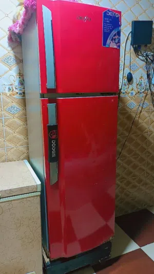 ثلاجه نضيفه وشغاله مابيهه تجميدهه كلش حلو