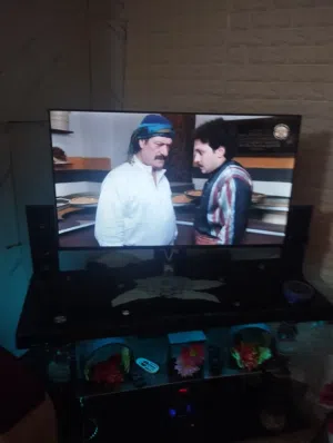 شاشه 43 بوصه مع جهاز صوت