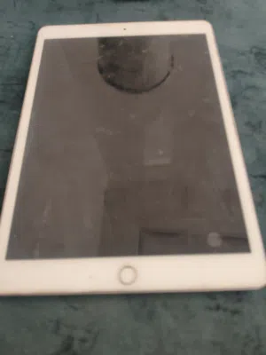 السلام عليكم شباب، عندي آيباد جيل تاسع (iPad 9) أريد أبيعه. الجهاز نظيف من كل النواحي وباقي الأمور ك