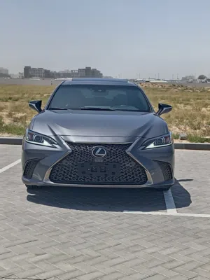 للبيع سيارة لكزس ES 350 F Sport موديل 2021 بحالة ممتازة جداً وقمة في النظافة، السيارة تجمع بين الفخا