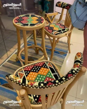 كراسي مصري وطاولات.