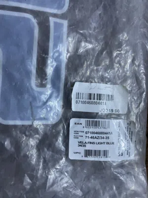 بوت سباحه مستعمل استعمال مرتين فقط البوت جديد اشتريته ب 19 الدينار للبيع ب 10 دنانير و قابل للتفاوض