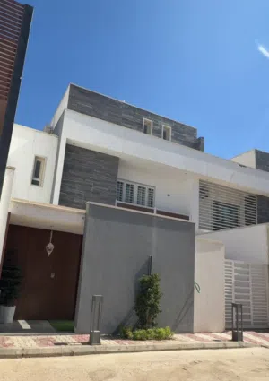 فيلا ارض زيو للبيع تشطيب درجه اولي بالأثاث مكونه من ثلاث طوابق مكونه من ارتيداد امامي وقراح وجانبي