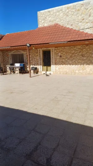 5 Bedrooms . 2 Bathrooms . 200 m21