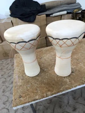 مجموعة متنوعة من الالات الموسيقية من الجلد الطبيعي وشغل يدوي 100%