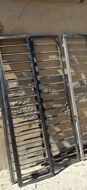 باب معو الحلق اربع ظرف للبيع مستعمل نظيف حديد  ثقيل الشرا يرن