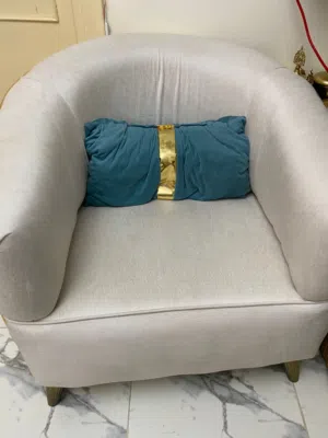 طقم كنب سبع مقاعد في حاله ممتازه للبيع