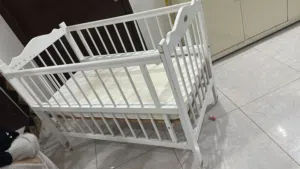 للبيع سرير اطفال ماركة فذر نظيييف جداً مع فرشة