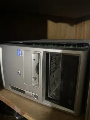 جهاز كمبيوتر مع شاشة شغل مكتبي